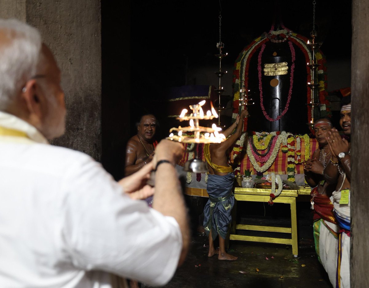 tuhins's tweet image. Not many in the North were aware of the ethereal Brihadisvara Temple until today morning . Not anymore. PM @narendramodi ji’s visit to the temple today is an inflection point. It has generated massive interest for this hidden architectural masterpiece.
Once again PM Modi has…