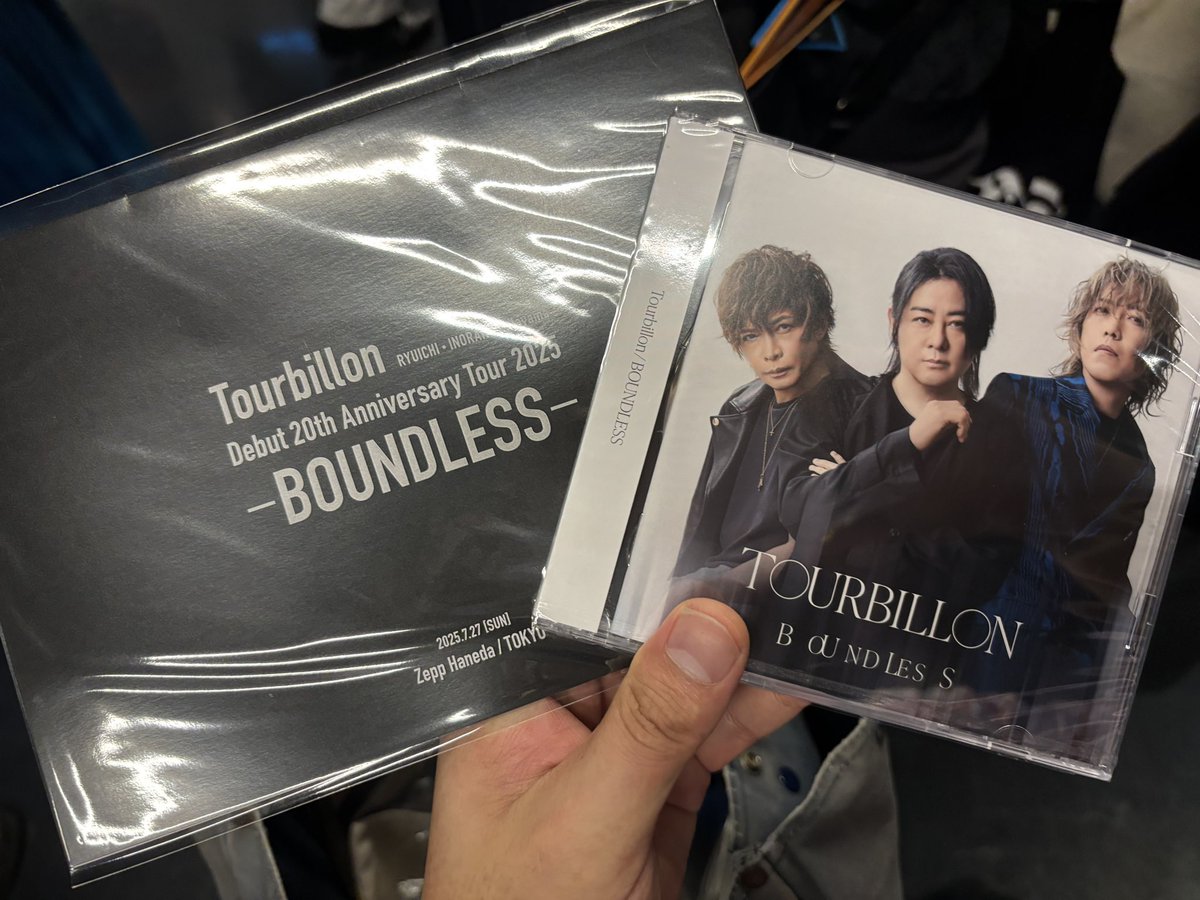 4nb_ex_d's tweet image. 2年ぶりに又Zepp羽田で拝めたTourbillon。御三方の演奏だけで録った新曲群をデビュー時の武道館から連れ添った面々を含めたミュージシャン勢を迎えて盛大に披露し、気迫と暖かさと20年の歴史を存分に感じさせてくれました
10台のシンセで組まれた要塞を操る葉山さんカッコ良すぎだ…
#Tourbillon