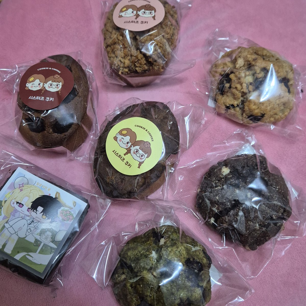 hamggchi's tweet image. 구움과자도 썩기 직전이 제일 맛있나요? 언제 다먹지 🍪👌 #알로샤의꽃_주주총회 냠 🧁👌