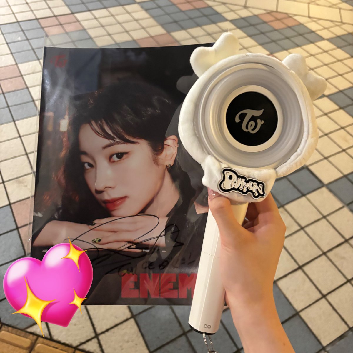 D7cLv's tweet photo. 7/26 THIS IS FOR 京セラドーム
ENEMYのCD予約販売の抽選で個人サイン会とお見送り会どっちも当たってさすがに運使い果たした…😭
終演後のTWICEちゃんに初めて会ったけど、いつもの特典会よりまったりなサイン会で終始和やかで最高でした…
ダヒョンちゃんにサインしてもらうの5番目でよかった🥹 https://t.co/VKpRXcDP4h