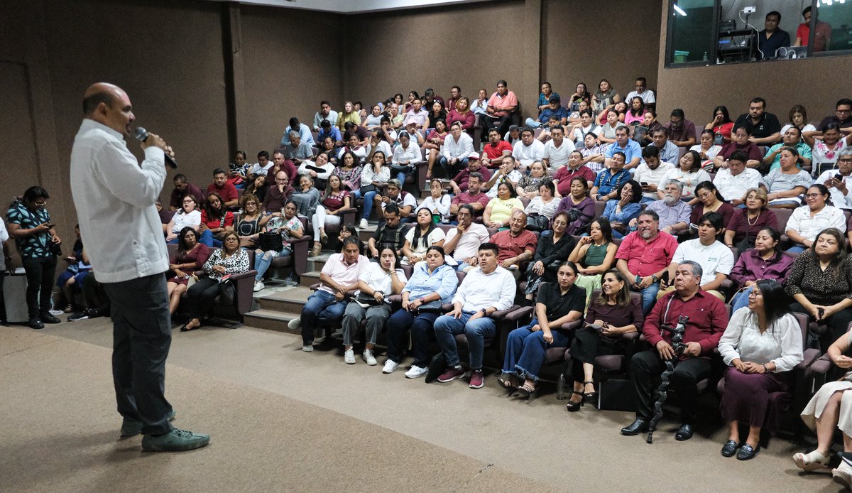 MaraLezama's tweet image. 🎓 Como parte del Diplomado para la Formación de Cuadros Políticos, participamos en la sesión presencial “Los medios de comunicación en Quintana Roo: historia y estrategias para la disputa del sentido común”, impartida por el maestro e historiador Samuel Cervera León.…