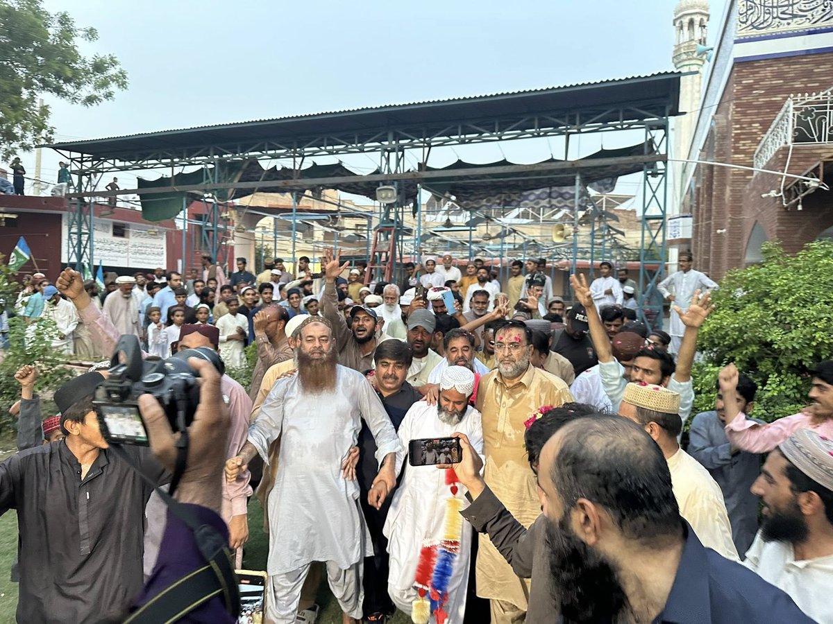 حقوق بلوچستان لانگ مارچ ملتان پہنچ گیا، شاندار استقبال کیا گیا، پھولوں کی پتیاں نچھاور کی گئیں