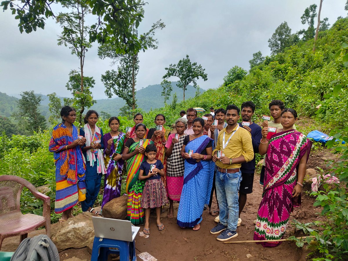 cscspvkandhamal's tweet image. Despite no network in Subarnagiri GP, #CSC VLE Bapuna Pradhan ensured Ayushman Card distribution by calling villagers atop the hill. Dedication like this bridges gaps &amp;amp; brings govt services to every doorstep.
Salute to all CSC warriors. #AyushmanBharat #OnlyCSCCanDoThis