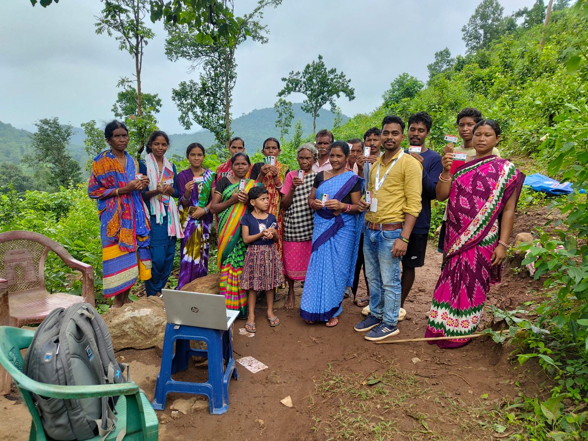 cscspvkandhamal's tweet image. Despite no network in Subarnagiri GP, #CSC VLE Bapuna Pradhan ensured Ayushman Card distribution by calling villagers atop the hill. Dedication like this bridges gaps &amp;amp; brings govt services to every doorstep.
Salute to all CSC warriors. #AyushmanBharat #OnlyCSCCanDoThis
