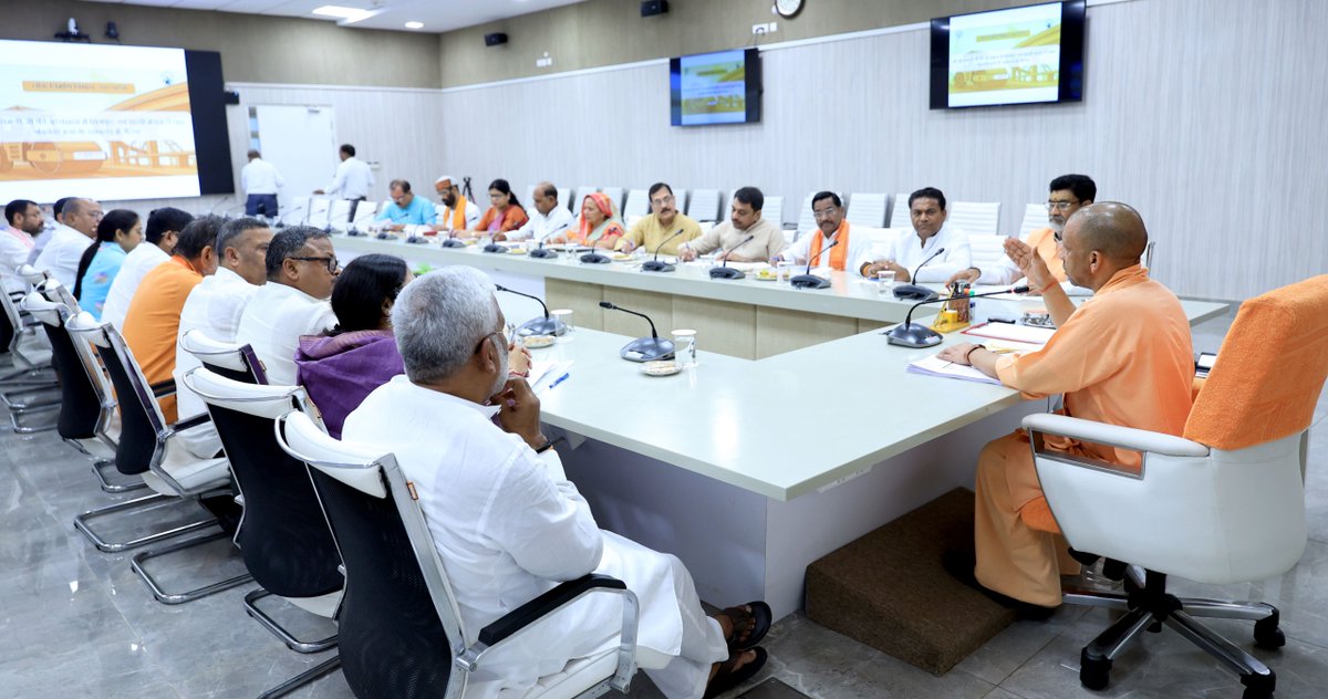 myogioffice's tweet image. मुख्यमंत्री श्री @myogiadityanath जी महाराज ने लोक निर्माण विभाग और धर्मार्थ कार्य विभाग को निर्देशित करते हुए कहा है कि जनप्रतिनिधियों से समन्वय स्थापित कर प्रस्तावित कार्यों की प्राथमिकता तय की जाए तथा समयबद्ध, पारदर्शी और गुणवत्तापूर्ण ढंग से क्रियान्वयन सुनिश्चित किया जाए।