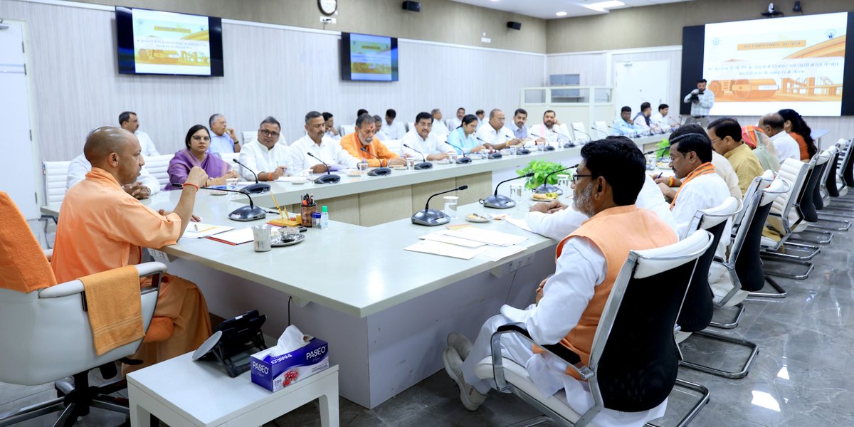 myogioffice's tweet image. मुख्यमंत्री श्री @myogiadityanath जी महाराज ने नगर विकास विभाग को निर्देशित करते हुए कहा है कि विभाग द्वारा किसी परियोजना का प्रस्ताव तैयार करने से पूर्व स्थानीय जनप्रतिनिधियों का मार्गदर्शन जरूर प्राप्त कर लिया जाए।