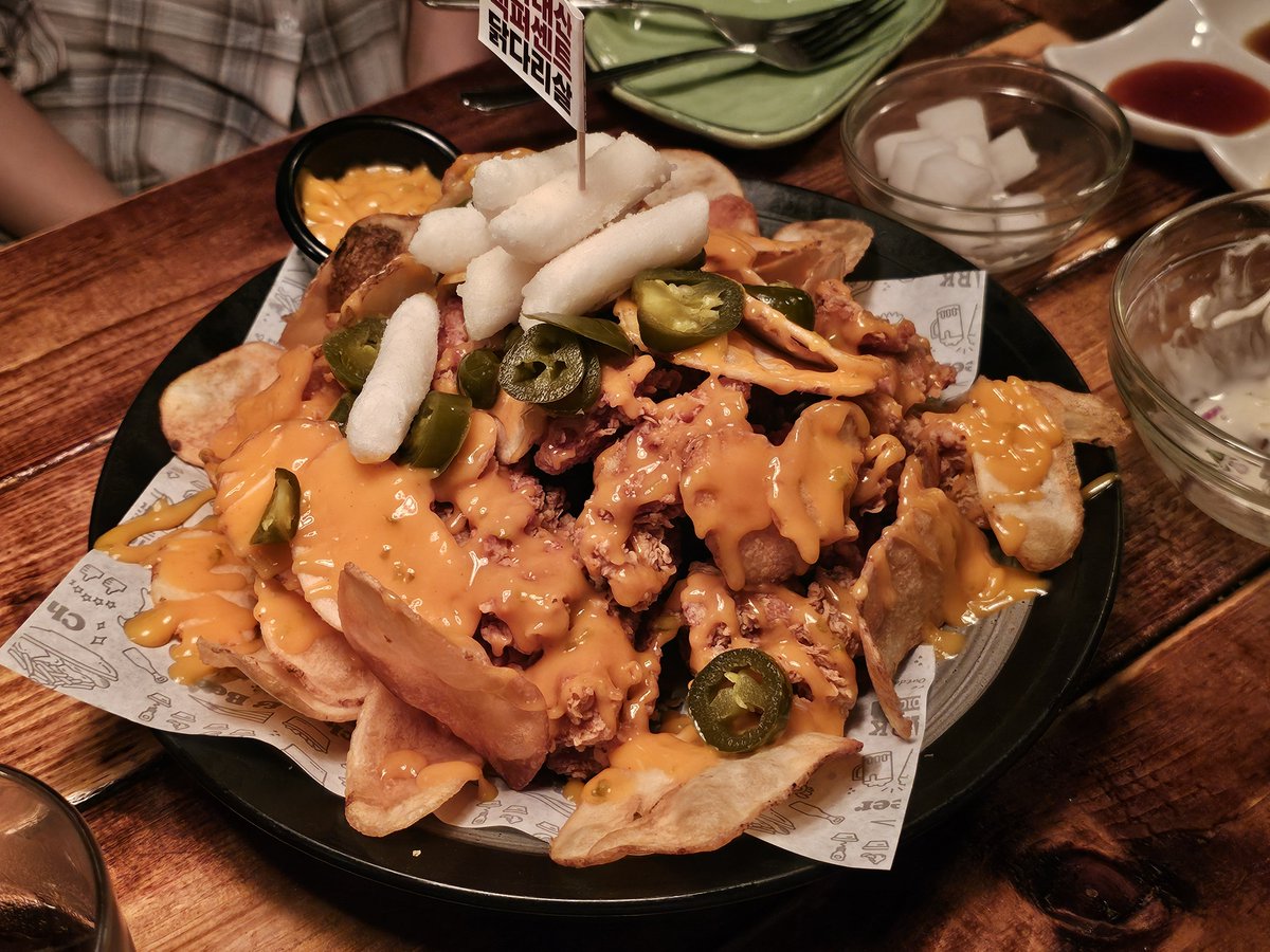 로사장님 (분신)도 만나고 1차 2차 3차까지 빠르게 먹고 마신 짝꿍 모임
우리 각자 살면서도 다 같은 마음인 걸 확인한 게 너무 웃겼다 켄타도 상균이도 짝꿍도 행복하자 (oꆤ︵ꆤo)