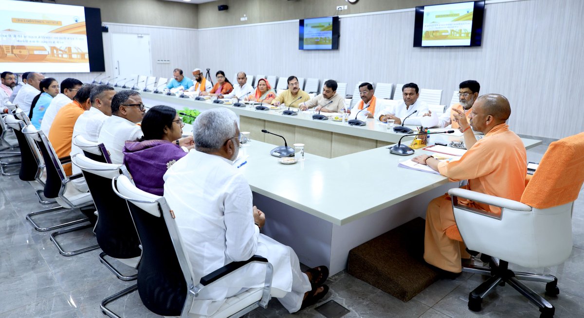 myogioffice's tweet image. शासन की मंशा हर योजना को नतीजों तक पहुंचाने की है। इसके लिए जवाबदेही तय की जाएगी, तकनीक का समुचित उपयोग किया जाएगा और कार्यों की गुणवत्ता पर किसी भी प्रकार का समझौता नहीं किया जाएगा: मुख्यमंत्री श्री @myogiadityanath जी महाराज