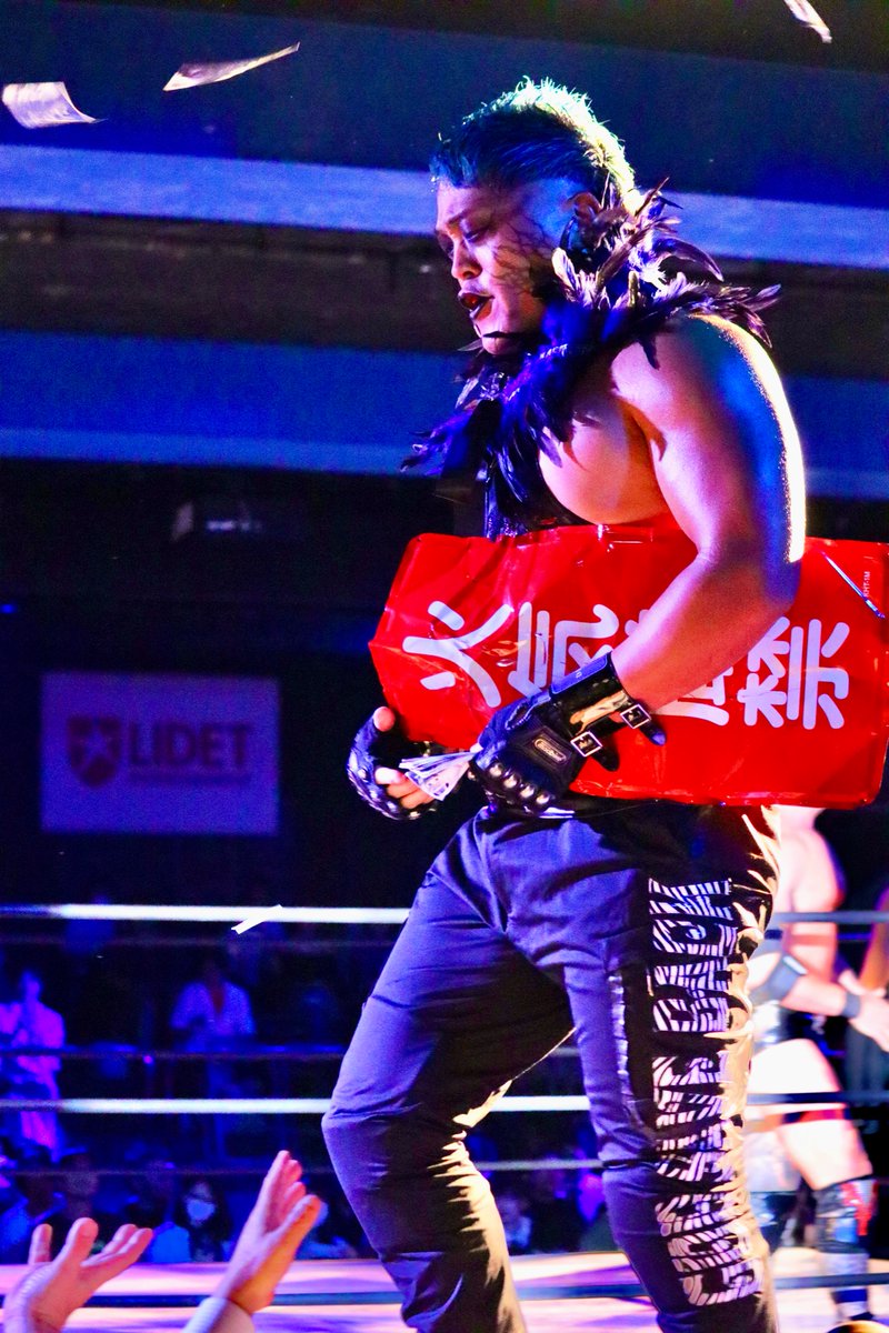 Nobutake33's tweet image. 2025.7.24 新宿FACE
河上"シャーマン"隆一(正論)選手の撒く謎の札束に手を伸ばす観衆達(グレイターズ)
#GLEAT
#反GLEMONSTERS
#河上シャーマン隆一
#反属