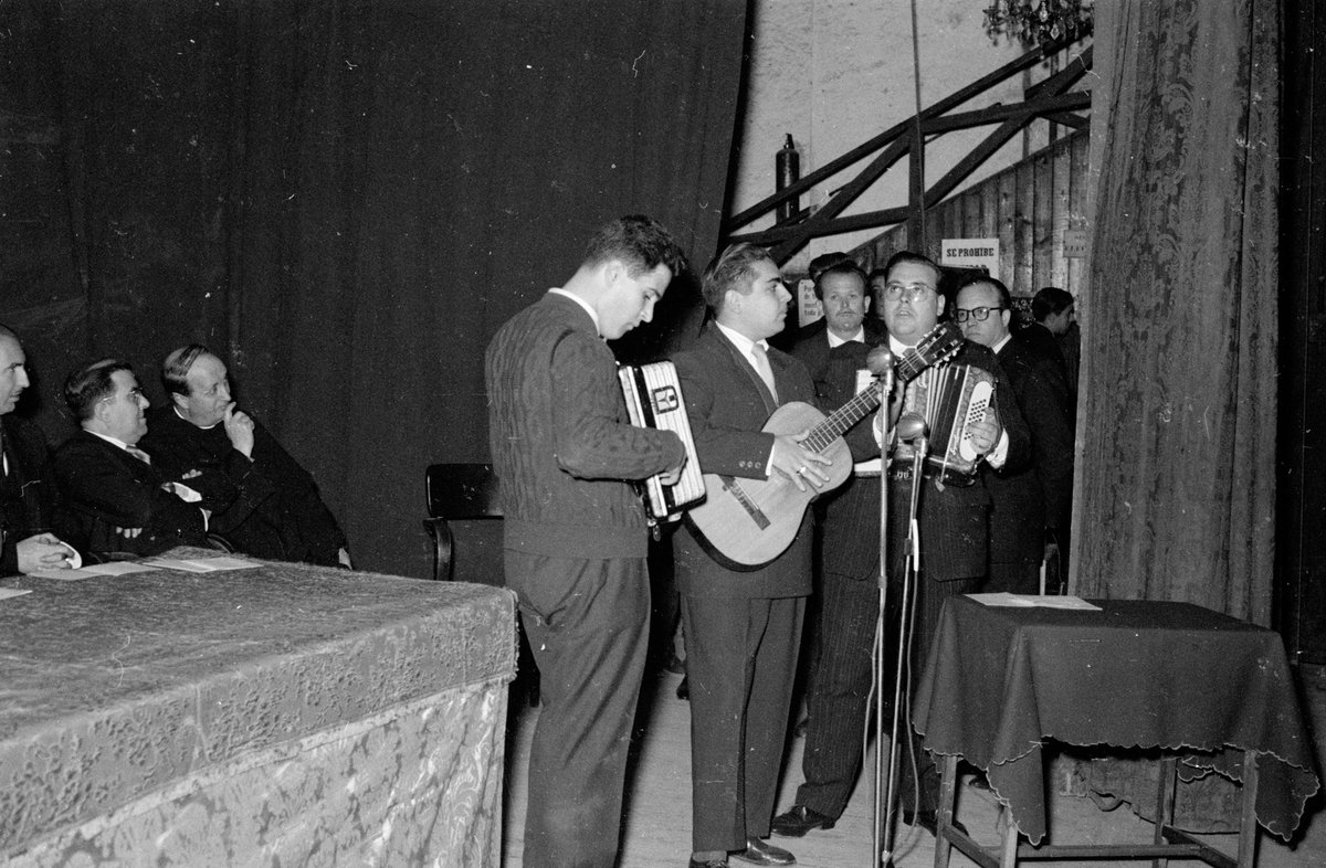 Trío compuesto por Rafael Muriel cantando y tocando la guitarra y dos acordeonistas en el Teatro Cervantes-196x (UMA)