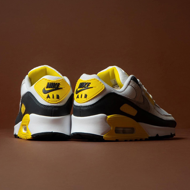 KicksDeals's tweet image. Sizes up to 15 are 40% OFF for the white/lightning-photon dust Nike Air Max 90 at $78.38 + FREE shipping. Limited-time offer!

BUY HERE -&amp;gt; tinyurl.com/4nbckjuc (use promo code SPORT at checkout)