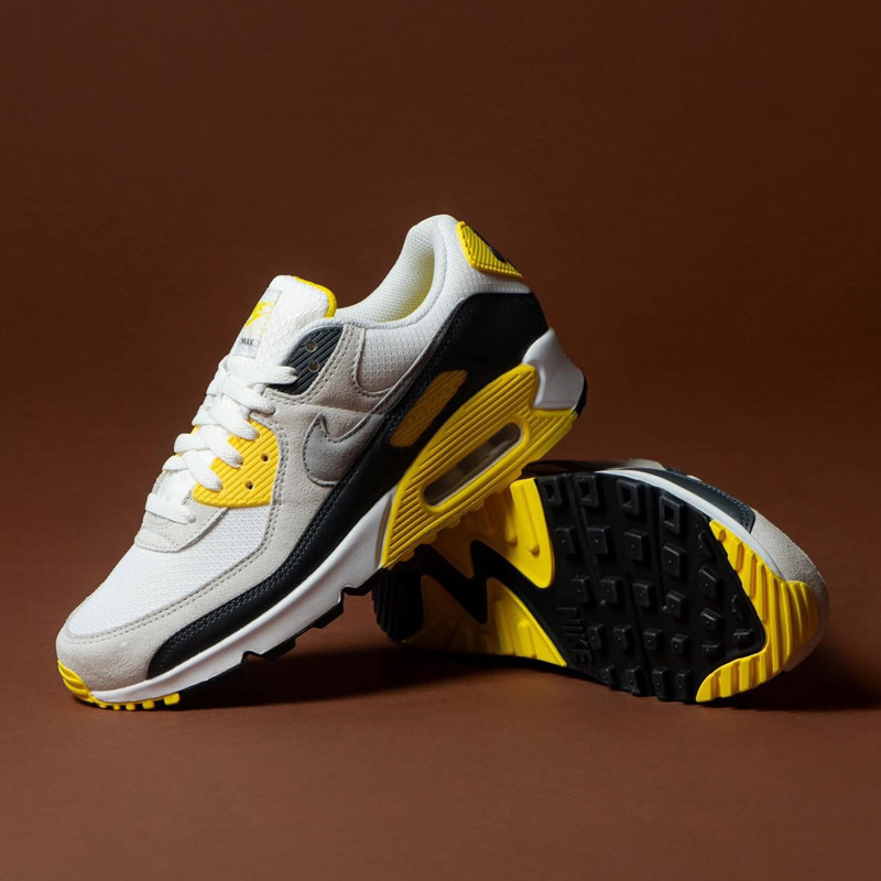 KicksDeals's tweet image. Sizes up to 15 are 40% OFF for the white/lightning-photon dust Nike Air Max 90 at $78.38 + FREE shipping. Limited-time offer!

BUY HERE -&amp;gt; tinyurl.com/4nbckjuc (use promo code SPORT at checkout)