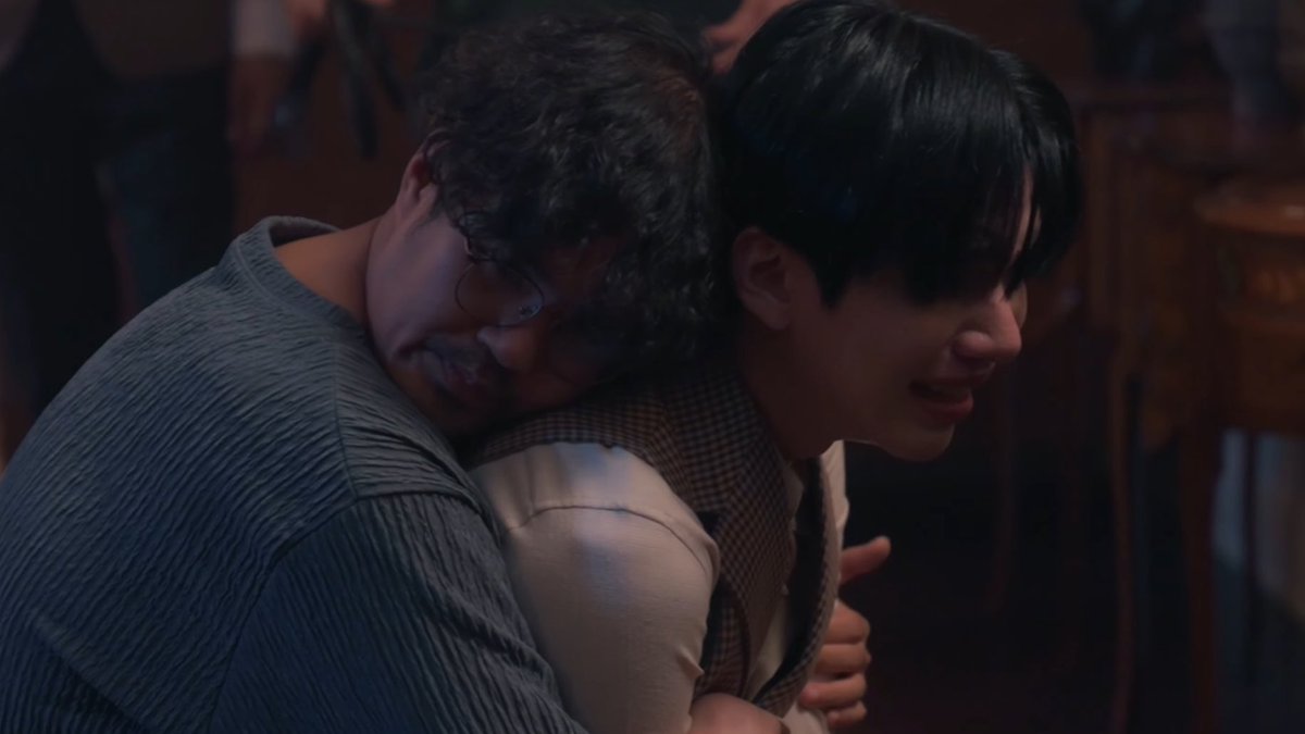 jimmoikrit's tweet image. I’m so grateful that Ohm had a support system and people who cared for him behind the scenes. He was given such a heavy storyline that probably took quite a toll on his mental health so it’s nice to see he wasn’t alone in those moments #ohmkrit