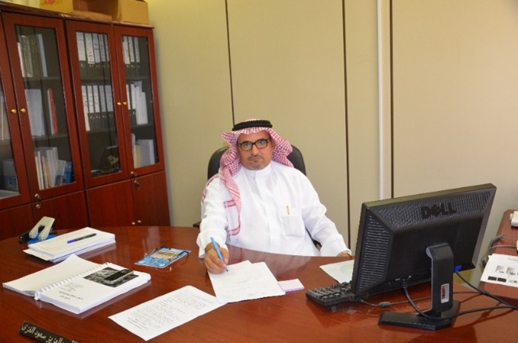 كنت في هذا المكتب الصغير:
أمضيت سنين من عمري كأستاذ جامعي في هذا المكتب وما سبقه وما لحقه من مكاتب، أي من عام 1403هـ حتى تقاعد عام 1437هـ. أمضيت تلك السنين كعضو هيئة تدريس، بدأتها كمعيد وانهيتها كأستاذ كرسي. اشكر الله وحده لا شريك له أنني لم أوذ أحداً من طلابي أو طالباتي في جميع