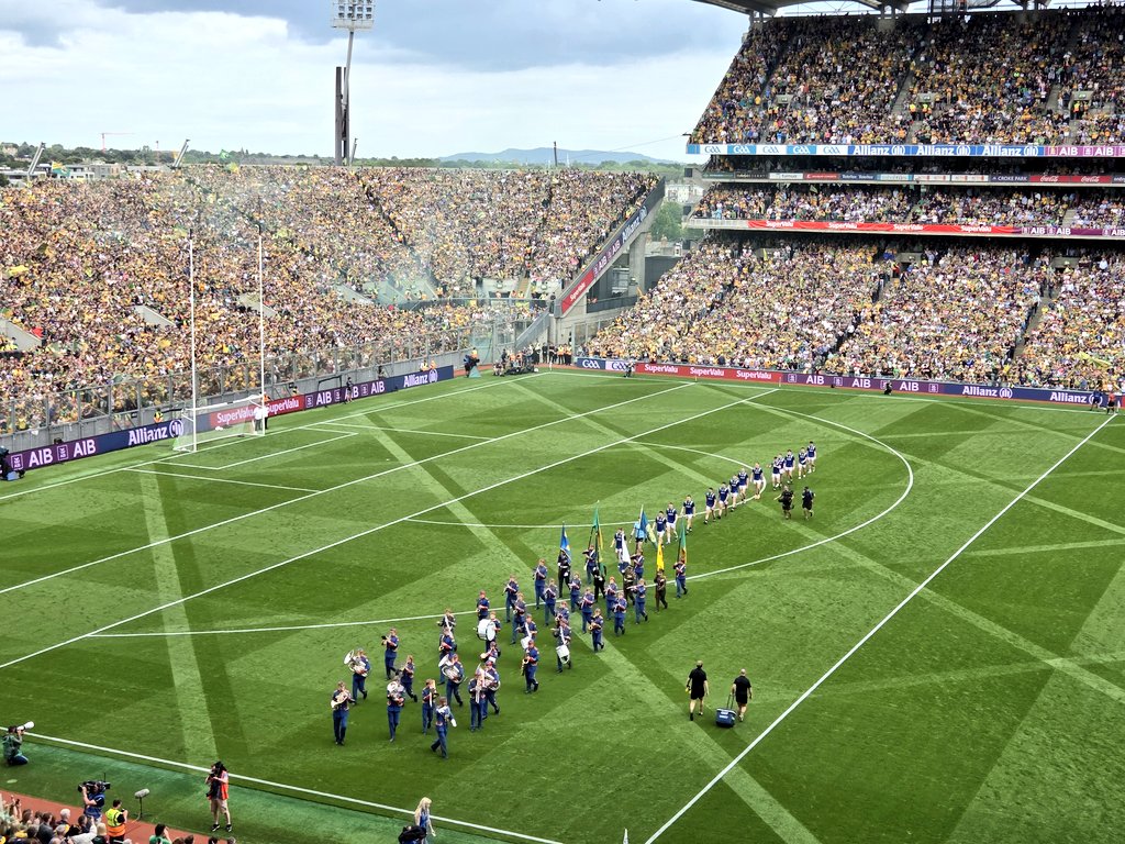 Donegal's kick outs have been so poorly executed that they should be delighted to be only 7 down  after such a breathtaking blitzkreig start by Kerry... #gaa #Kerry #Donegal