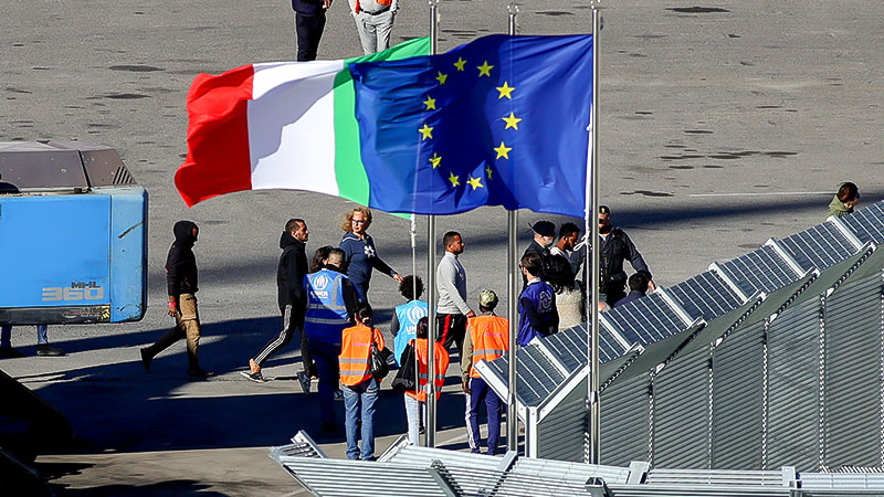 MiGAZIN's tweet image. Hunderte freie Plätze in #Italien, Millionen Euro für Lager in #Albanien: Eine neue Untersuchung legt die Kosten von Melonis umstrittenem „Albanien-Modell“ offen. Das Fazit fällt desolat aus. migazin.de/2025/07/27/ita…
