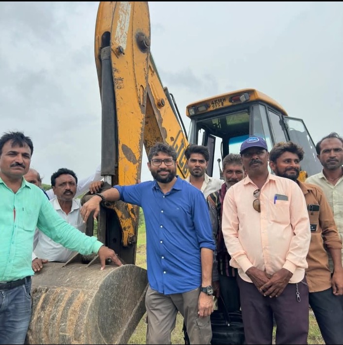 Nikhil chavda (@nikhilchavdagj1) on Twitter photo गुजरात का किंग जिग्नेश मेवानी 🔥🔥
गुजरात के अमरेली जिले में 42 साल बाद SC समाज को जमीन मालिकाना हक और कब्जा मिला।
इस ऐतिहासिक पल में लोगों की खुशी का ठिकाना नहीं था।
~ <a href="/jigneshmevani80/">Jignesh Mevani</a> गुजरात का किंग जिग्नेश मेवानी 🔥🔥
गुजरात के अमरेली जिले में 42 साल बाद SC समाज को जमीन मालिकाना हक और कब्जा मिला।
इस ऐतिहासिक पल में लोगों की खुशी का ठिकाना नहीं था।
~ <a href="/jigneshmevani80/">Jignesh Mevani</a>