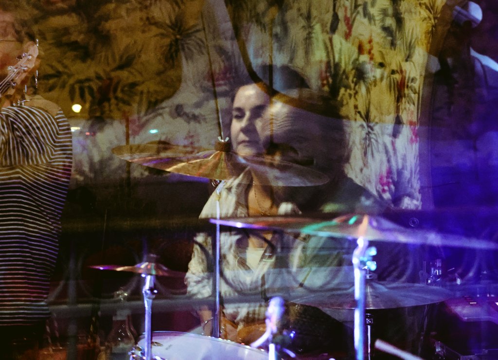 Reflets.  Merci a cette amie photographe pour ce cliché qui me touche beaucoup.