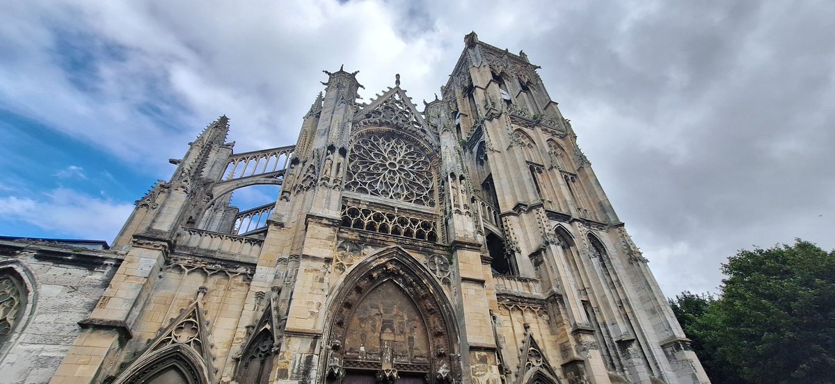 laurent27100's tweet image. Au bout de la rue, on observe l'église Saint-Jacques de Dieppe.