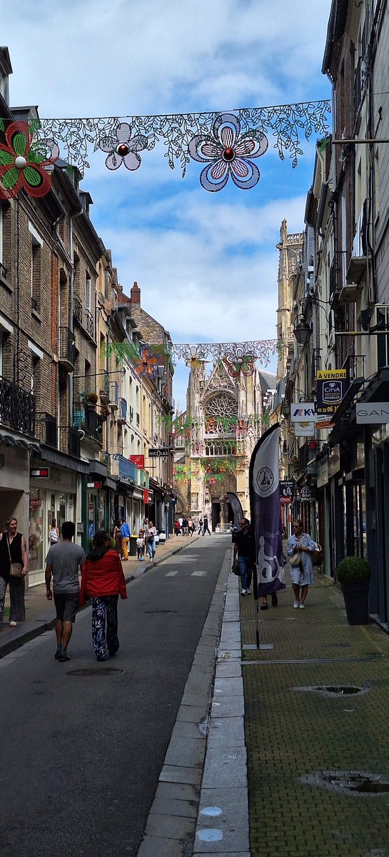 laurent27100's tweet image. Au bout de la rue, on observe l'église Saint-Jacques de Dieppe.