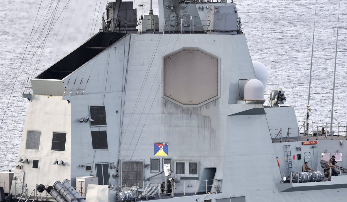 REMCAT18's tweet image. アルバロ・デ・バサン型の個人的すこポイント、八角錐の艦橋の側面部がかなり狭いのと煙突がマクドもといマック方式。
斜光で片面だけ痩せ馬クッキリ。ミサイル横でエンリケとソフィア(仮名)が黄昏てた。