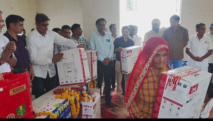 DharmSingh45897's tweet image. आज मीणा हाईकोर्ट में बाबा किरोड़ी लाल मीणा ने बीपीएल परिवारों एवं गरीब किसानों को फसलों में स्प्रे करने वाली मशीन वितरण की
@DrKirodilalBJP @BhajanlalBjp