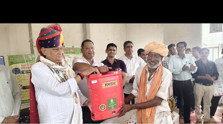 DharmSingh45897's tweet image. आज मीणा हाईकोर्ट में बाबा किरोड़ी लाल मीणा ने बीपीएल परिवारों एवं गरीब किसानों को फसलों में स्प्रे करने वाली मशीन वितरण की
@DrKirodilalBJP @BhajanlalBjp