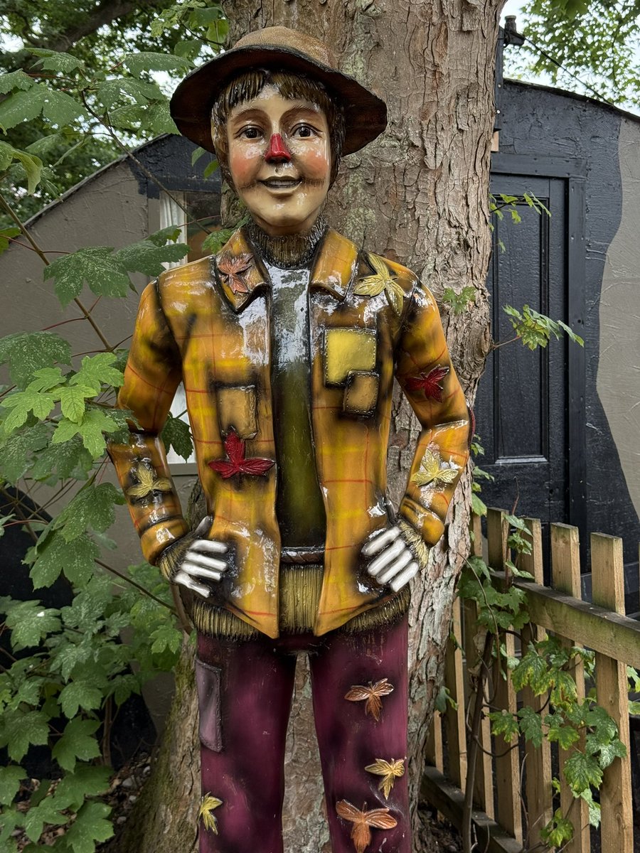 Mulderball77's tweet photo. Is it me or does this scarecrow at Gulliver’s world in Warrington look like Paul McCartney?
@gulliversfun @PaulMcCartney 
#thebeatles #mccartney https://t.co/Pxnla59op9