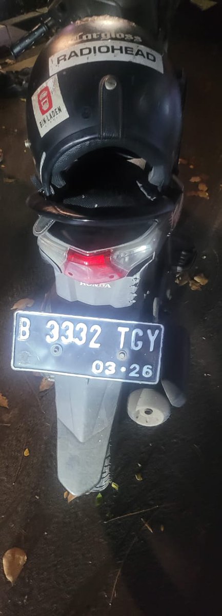 TMCPoldaMetro's tweet image. 22.22 Kecelakkan antara Pemotor & Mobil diparkir Timur Pintu 5 GBK Senayan Jakpus saat ini sedang penanganan petugas Laka Lantas Jakpus
