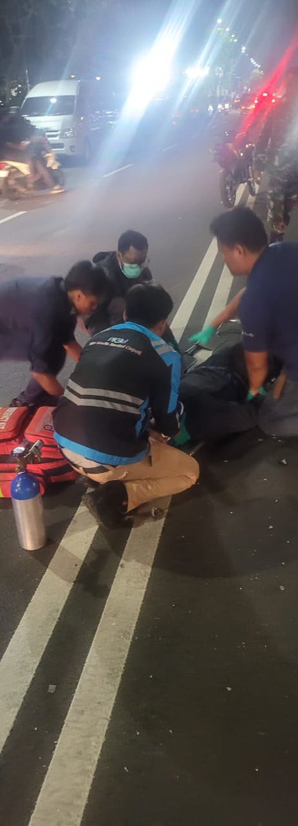 TMCPoldaMetro's tweet image. 22.22 Kecelakkan antara Pemotor & Mobil diparkir Timur Pintu 5 GBK Senayan Jakpus saat ini sedang penanganan petugas Laka Lantas Jakpus