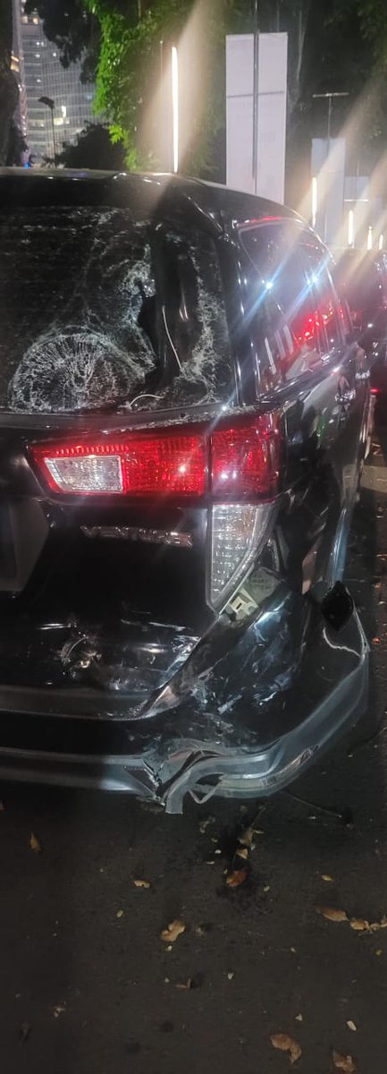 TMCPoldaMetro's tweet image. 22.22 Kecelakkan antara Pemotor & Mobil diparkir Timur Pintu 5 GBK Senayan Jakpus saat ini sedang penanganan petugas Laka Lantas Jakpus