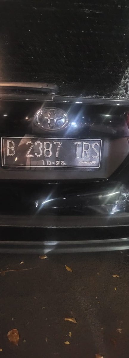 TMCPoldaMetro's tweet image. 22.22 Kecelakkan antara Pemotor & Mobil diparkir Timur Pintu 5 GBK Senayan Jakpus saat ini sedang penanganan petugas Laka Lantas Jakpus