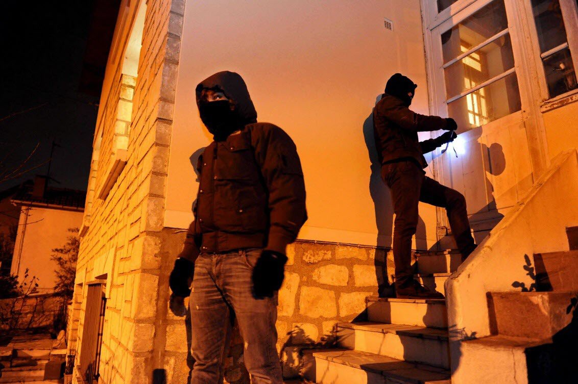 ⚡️Des touristes brésiliens ont été dépouillés, COUTEAU sous la gorge, dans un AIRBNB à Paris. Deux suspects sont en fuite, ils sont décrit par les victimes comme de type « Nord- africain ». (Le Parisien)