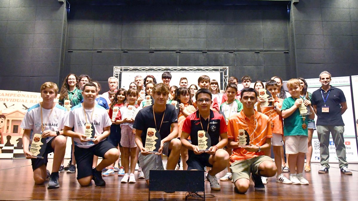 echaguen's tweet image. Foto grupal de medallistas en los campeonatos de España de ajedrez sub8 a sub16 disputados en Don Benito (Badajoz). Enhorabuena a todos y nuestro agradecimiento a la Fed.Extremeña de ajedrez por su colaboración. ⁦@Ayto_DonBenito⁩ ⁦@DipdeBadajoz⁩ ⁦@Junta_Ex⁩