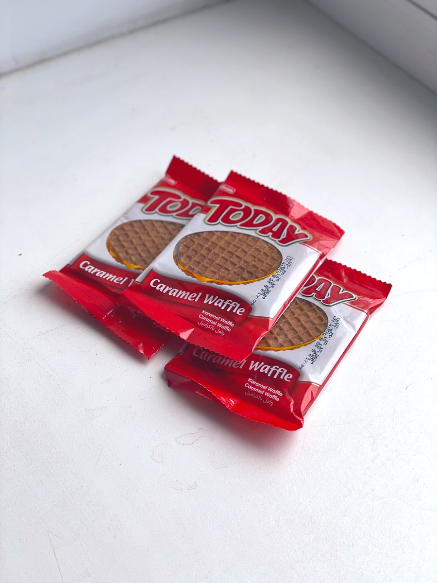 Sayaka399's tweet image. 最近スーパーАТБに行くと必ず買うおやつ、一つ万年セールで5.7грн20円ちょっと。全体的に湿っていて、あまり甘くないヌガーみたいなペーストが挟まっている。裏面を見たらトルコ製らしい。