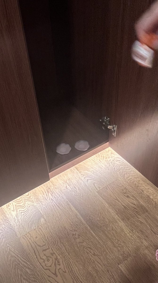 eoooungdunge's tweet image. 수영장락커 열었는데 니플패치 ㅈㄴ다소곳이 있구 지랄
