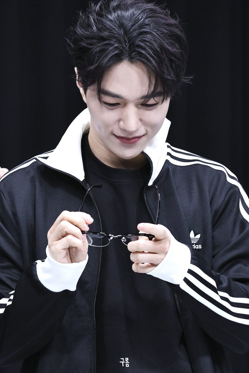 250726 디마뮤 팬싸
#엘 #김명수 #L #KIMMYUNGSOO
#인피니트 #INFINITE

왜이리 착둥이야 !!
너므기야웅♡