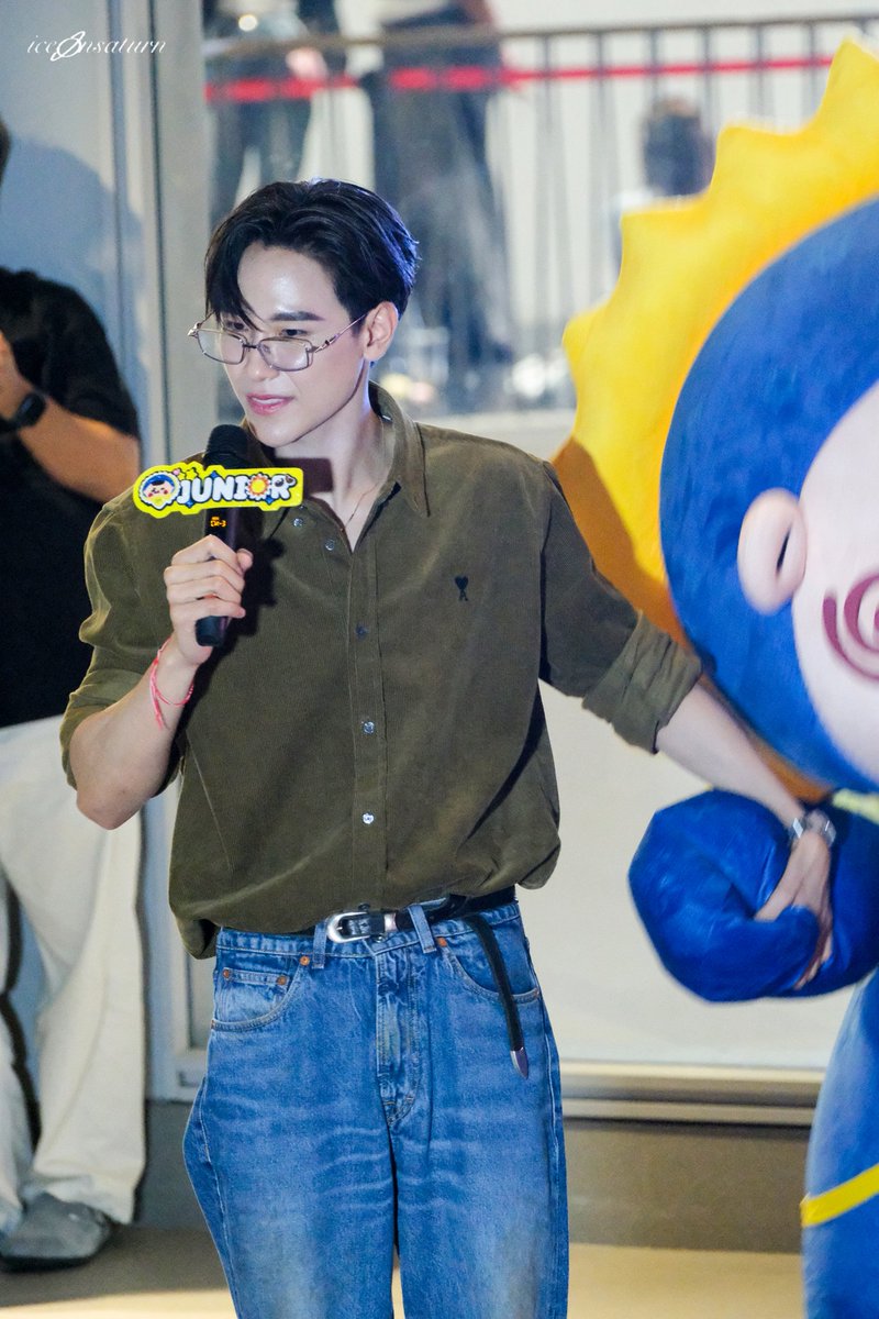 iceonsaturn's tweet image. แว่น มานี่มา😎

#มหกรรมนิยายนานาชาติ2025xJM
#junniorrs