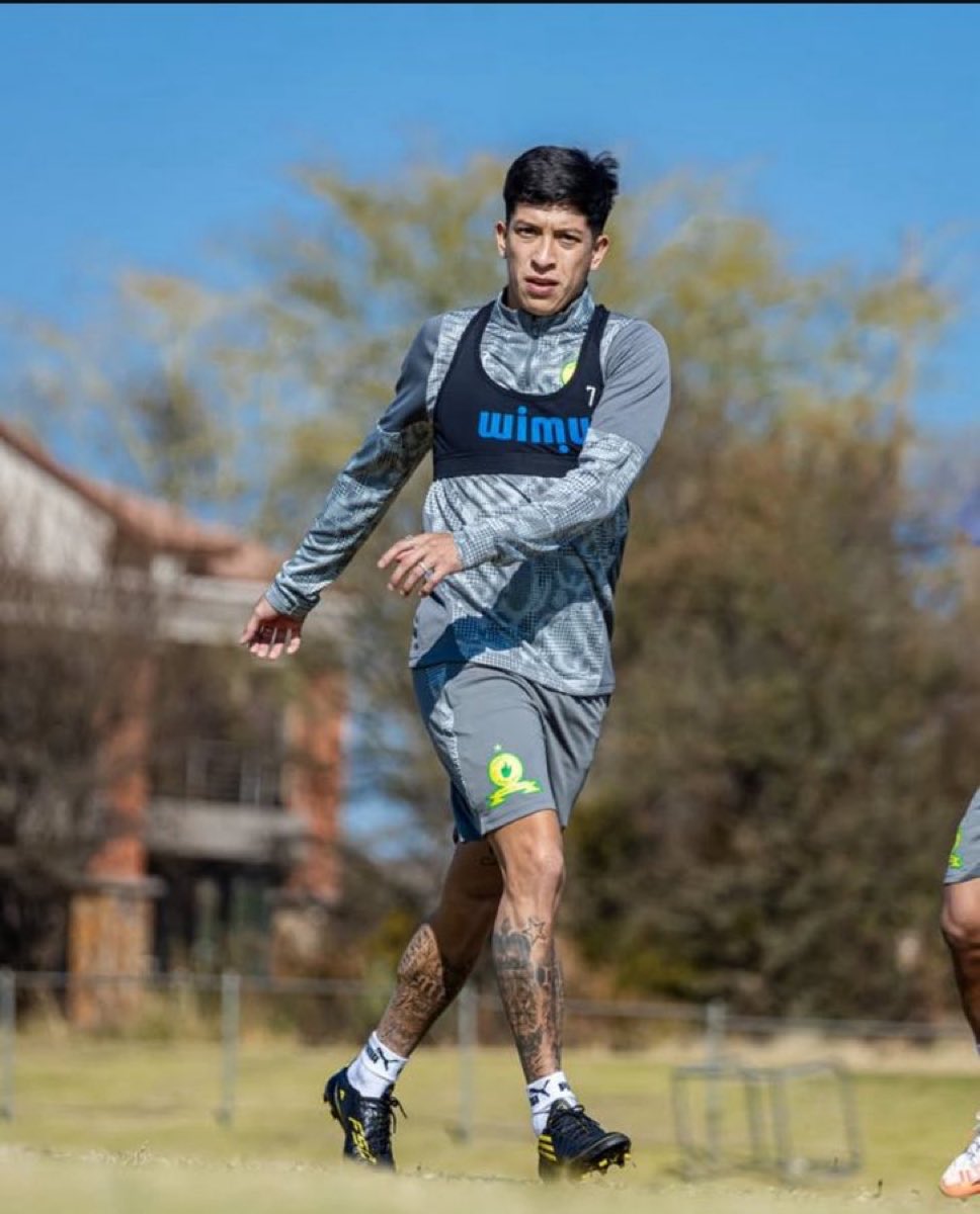 tumeloditle's tweet image. He’s trying so hard to force this player at Sundowns 😭😭😭