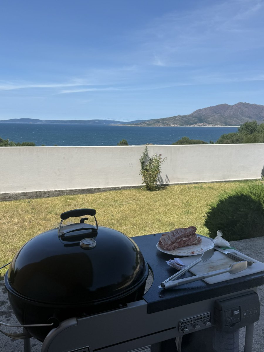 Angusmon's tweet photo. @RedmeteoP Igual, igual non é 😂😂😂 pero O Pindo ao fondo e churrasco …. https://t.co/UZ0hJOK8LQ