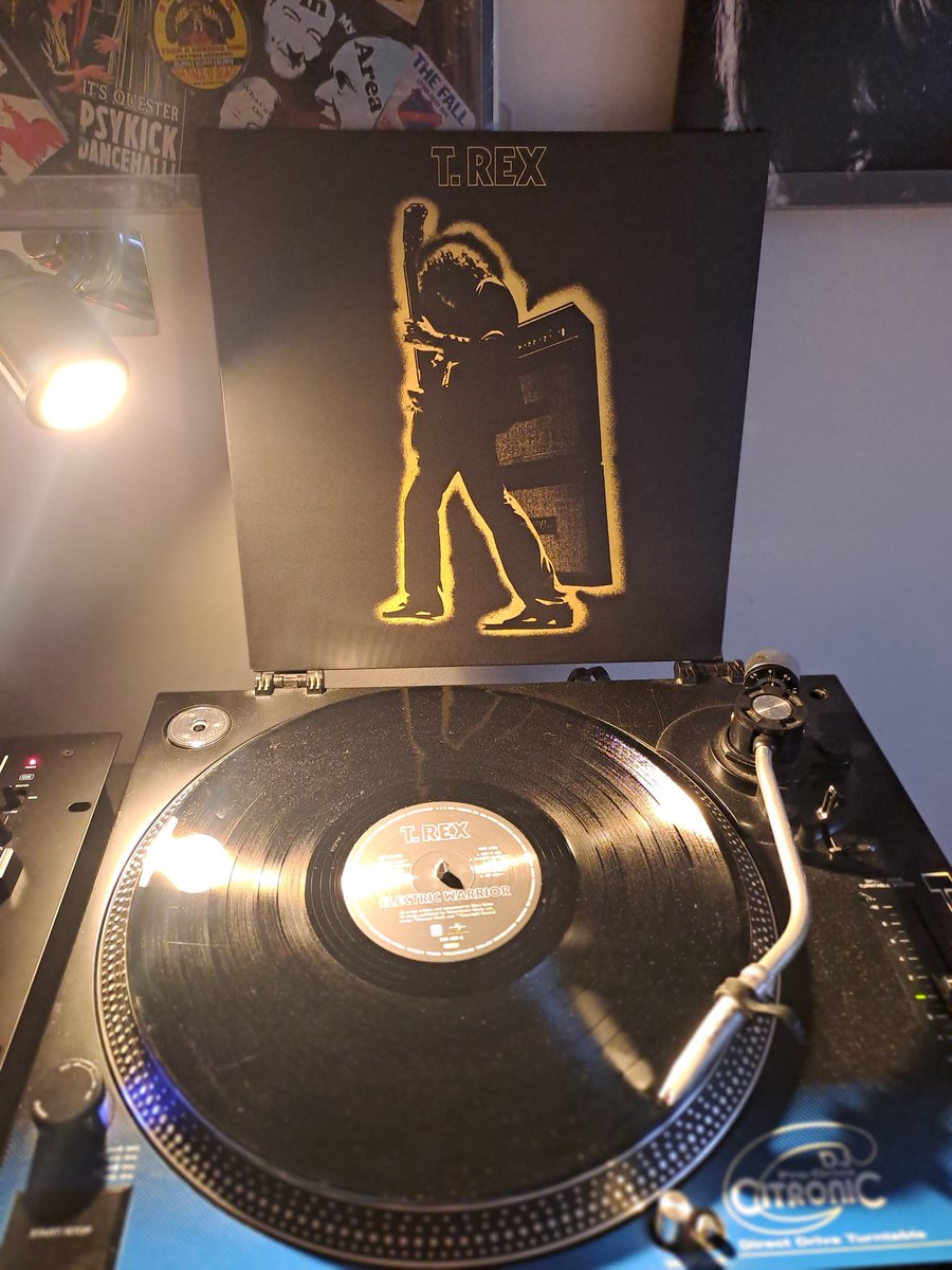 TheHouseof08's tweet image. T.REX - THE SLIDER
Side 2, Track 1
GET IT ON
"Well you're dirty and sweet
Clad in Black
Don't look back
And I love you
You're dirty and sweet oh yeah"
Fantastic song from a fantastic LP.
@MarcBolan1977 @TRextasyBand