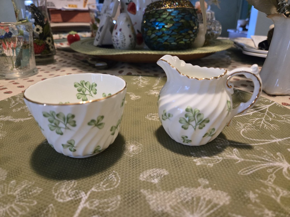 GraceIsMyAnchor's tweet image. I had an enjoyable time shopping yesterday, I found some floral pics that I liked at hobby lobby, then it turned into a search at Goodwill for the perfect vases. I get bored with standard faces so I looked for some different containers and I found these two creamers. The pretty…