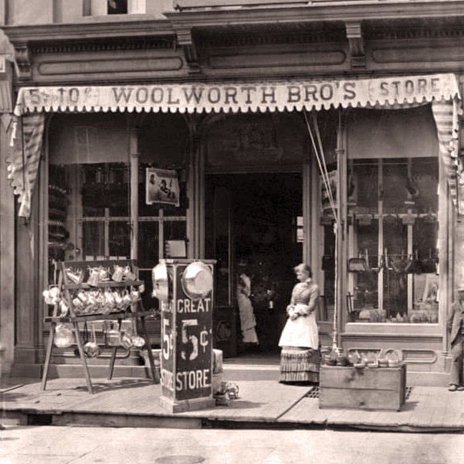 curious_ledger's tweet image. In 1880, this Woolworth Bros. store in Harrisburg, PA helped launch a retail revolution. Frank W. Woolworth’s 5¢ store model offered fixed prices and self-service shopping—radical ideas that would shape the future of retail for over a century.