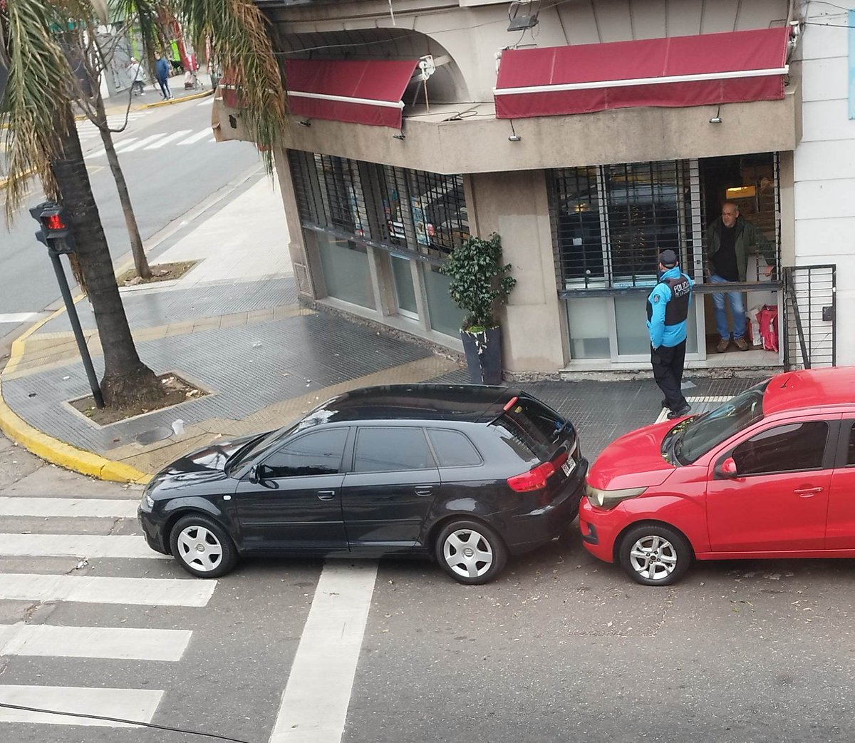 Llegó dueño del local, estacionó en una rampa de discapacitados, vino el rati lo saludó, se puso a charlar y se fue. 
División Palermo es un documental