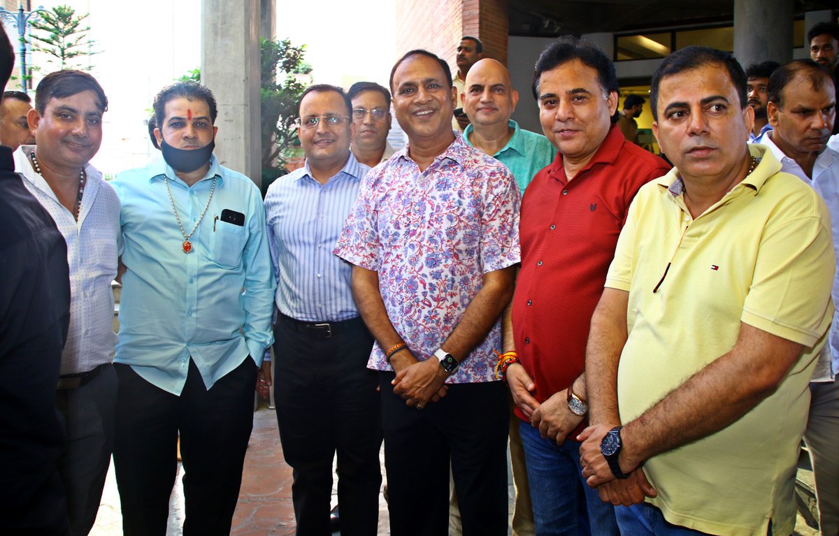 दिल्ली पुलिस में अतिरिक्त आयुक्त <a href="/DKGUPTA_IPS/">Dinesh kumar Gupta</a> की किताब "पुलिसिंग एंड क्राइम ट्रेंड्स इन इंडिया" का रविवार को हुआ विमोचन। इस मौके पर केंद्रीय राज्य मंत्री <a href="/hdmalhotra/">Harsh Malhotra</a>,  <a href="/ManojTiwariMP/">Manoj Tiwari</a>, <a href="/CPDelhi/">CP Delhi #DilKiPolice</a>, स्पेशल पुलिस कमिश्नर देवेश श्रीवास्तव, फिल्म अभिनेता बिंदु दारा सिंह मौजूद रहे।