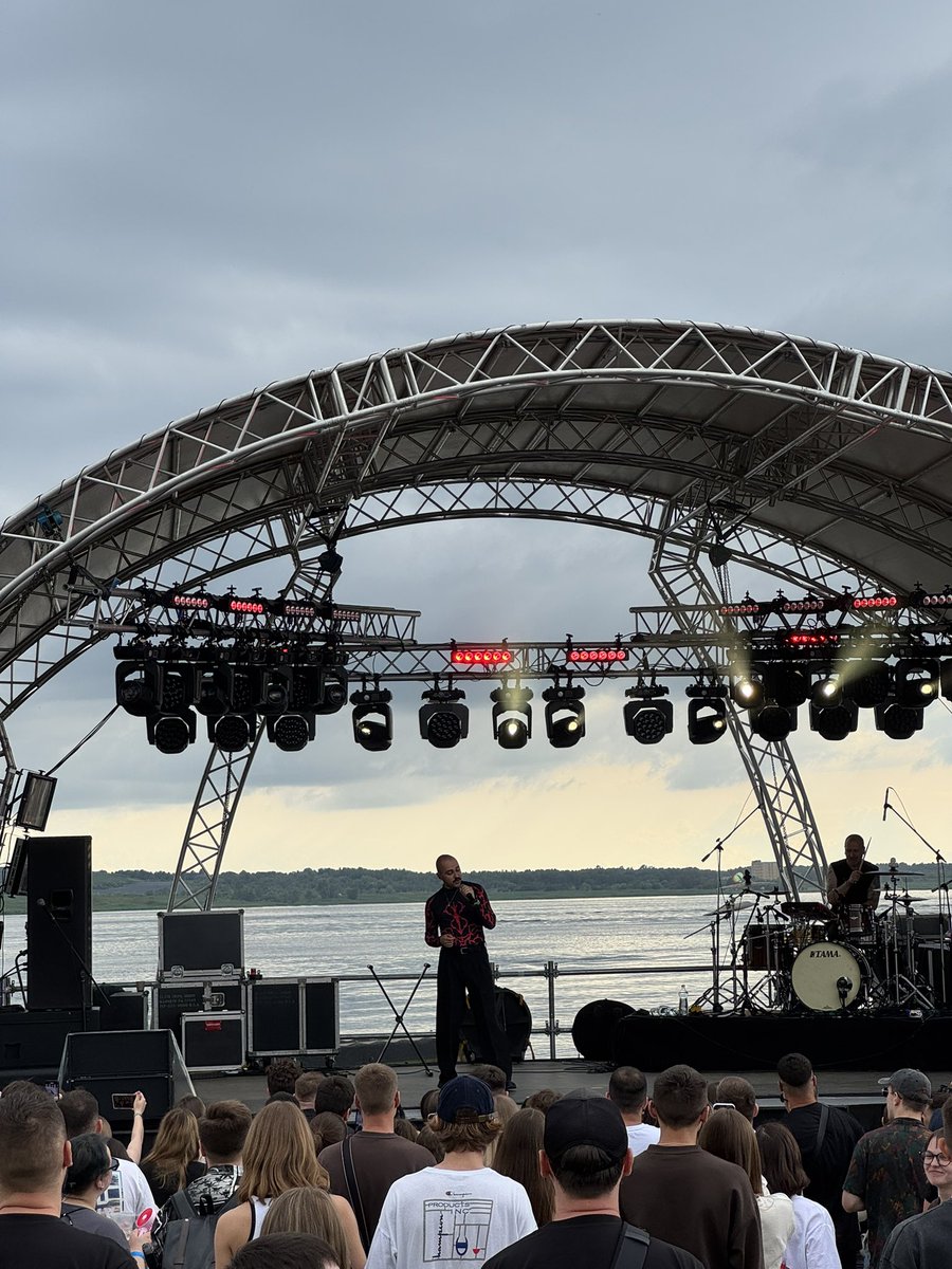 Вибачте, не можу говорити, я на разйобному концерті!!!