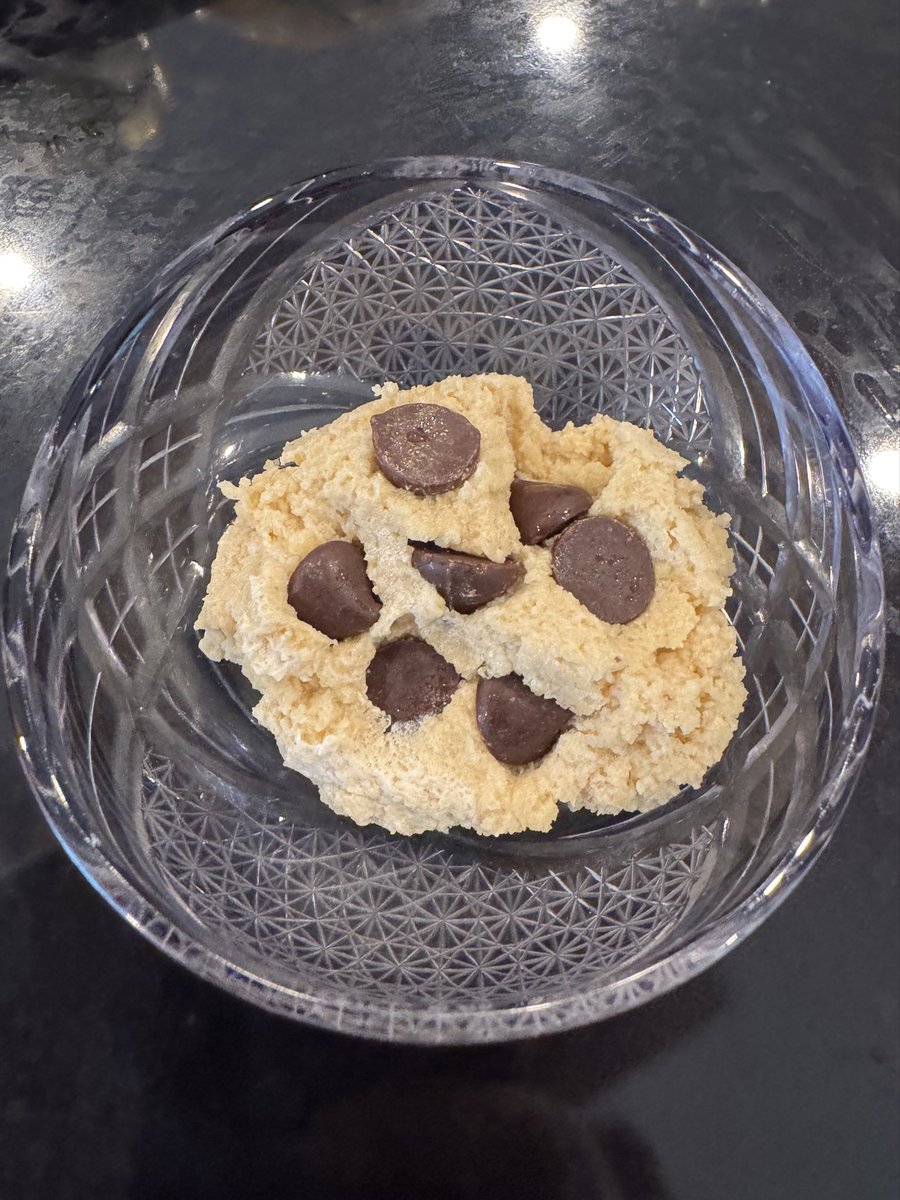 remedi's tweet image. The final cookie made from the remaining chipless dough with some extra chocolate chips jammed in, possibly baked in its own container, that finishes off the dough…
Cookie de grâce