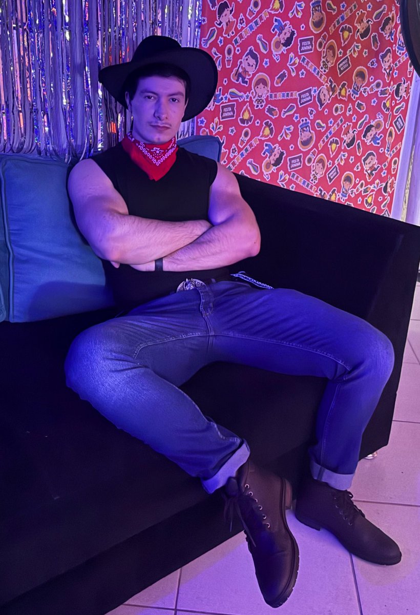lucastlopes's tweet image. alô, gostosas de cowboy, alô gostosos de peão. quem gosta de puteiro lambe o meu bucetao.