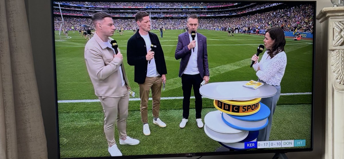 squinteratn's tweet image. The WhatsApp group nailed the t-shirt/gutties discipline.