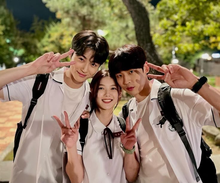skyshobie's tweet photo. this trio is a PACKAGE. please do not separate. https://t.co/xoUFz7M6PT